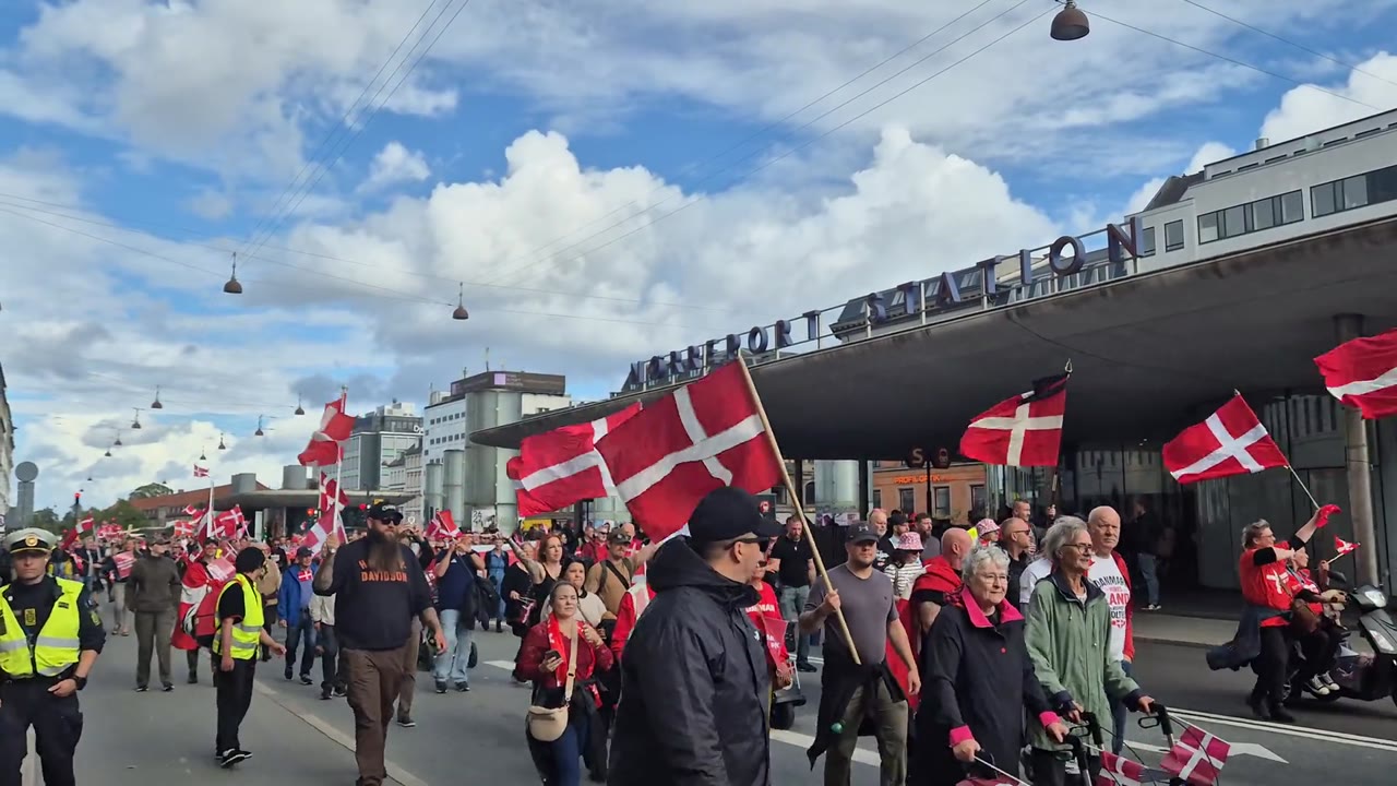 Deltagere med Dannebrog i optoget gennem København