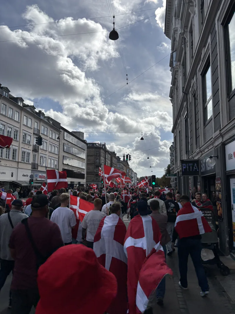 Udsigt langs gaden med deltagere og Dannebrog