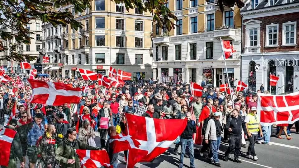 Deltagere med Dannebrog i optoget gennem København