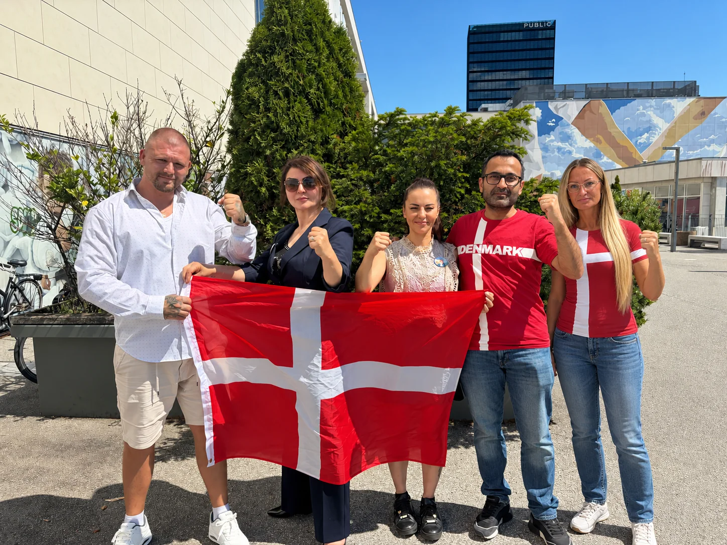 Teamet bag Det Danske Folk med Maria, samlet med Dannebrog